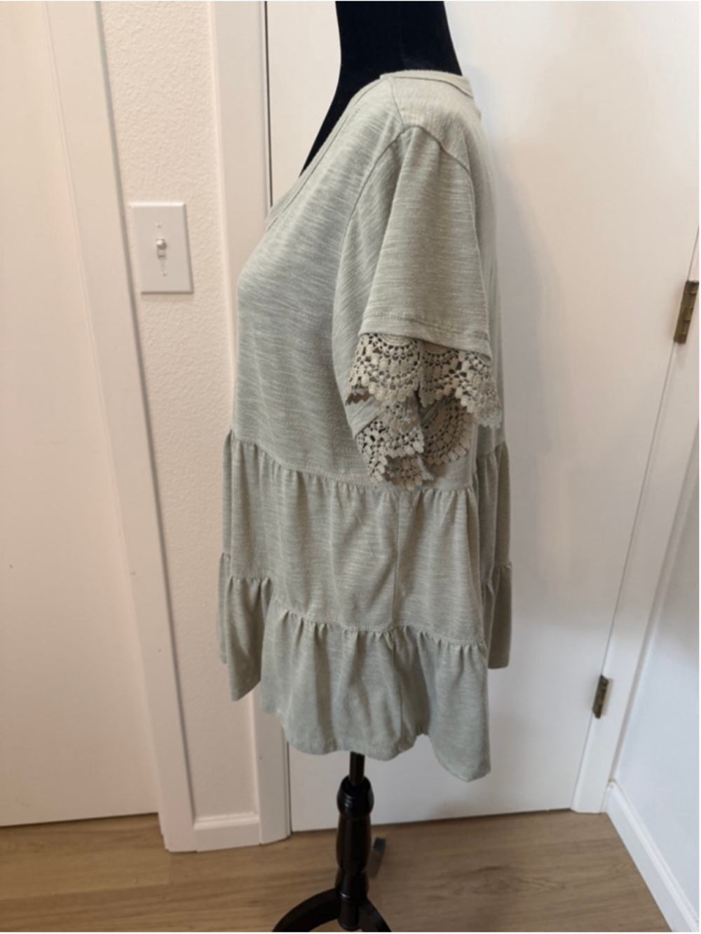 Live & Let Live 3X Tunic Top Sage Green Lace Sleeve Tiered Babydoll Boho Plus - Picture 5 of 6
